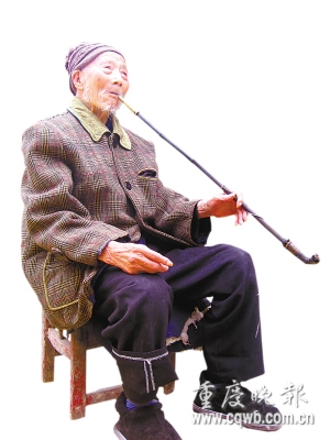 百岁老人天天流泪唱情歌