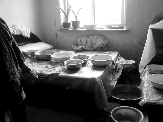 接水:盆碟全上 防雨:屋里打伞