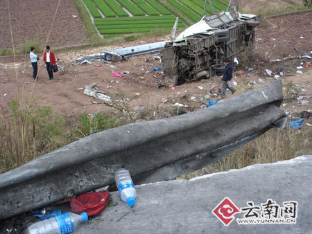 云南高速路发生翻车事故20人死亡21人受伤(图)