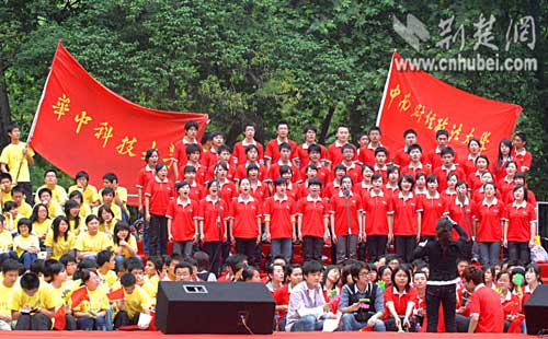 湖北各界青年唱红歌纪念五四运动90周年
