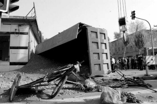 重型货车侧翻26岁菜贩葬身沙石中