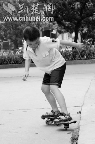 近三个月因玩滑板受伤儿童增多 鄂州市医院接