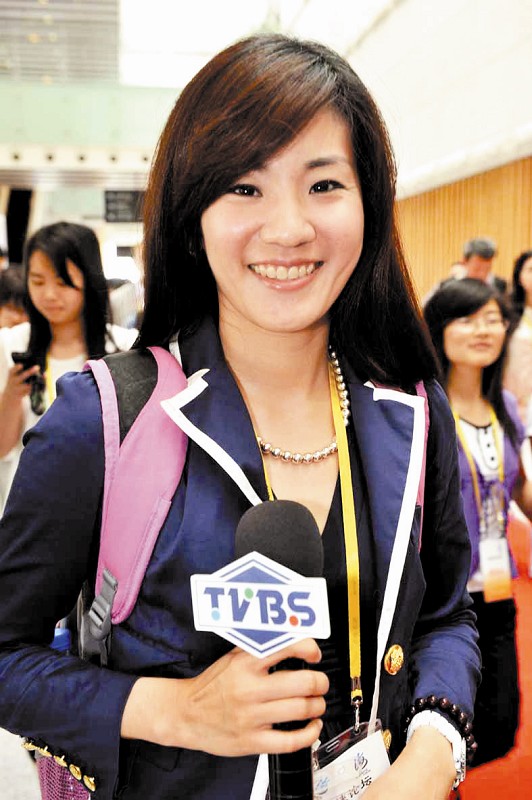 为论坛“锦上添花”的美女记者_新闻中心_新浪网