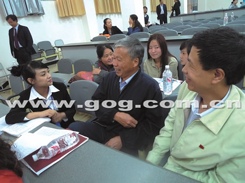 大学开家长会引争议