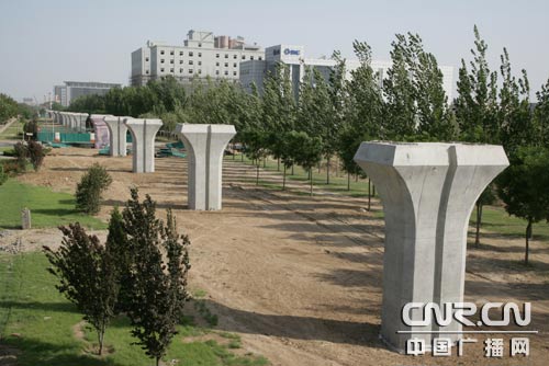 北京亦庄地铁高架桥柱施工完成过半