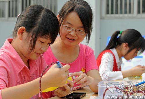 宜都市职教中心的二位学生在参加电器小制作比