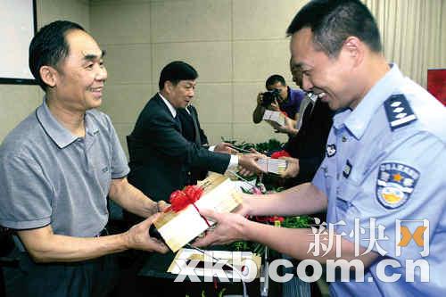 广州各机关教公务员懂礼仪