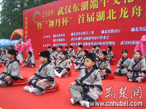 身穿汉服朗诵《离骚》的儿童