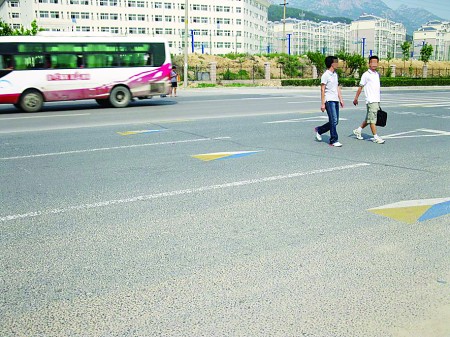 女大学生校门口遇车祸身亡 市民建议该路段设立减速带