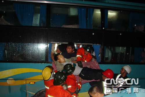 广西桂梧高速4车追尾 42人受伤