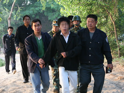5月19日凌晨4时,衡水市动用1000余名民警及武警官兵,对饶阳县大齐村