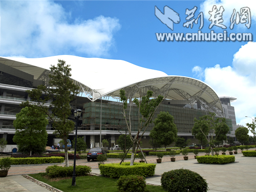 华中最大天幕工程在东方马城国际赛马场完工