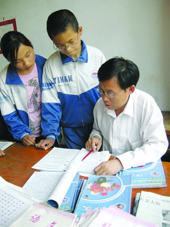 打工十载资助八名贫困生 沂南教师崔茂奎助人