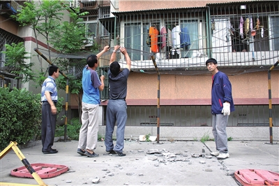 滴雨檐高空坠落砸两车