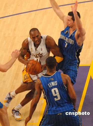 科比黑肘伤人属老将经验 半神半人仍值得尊敬