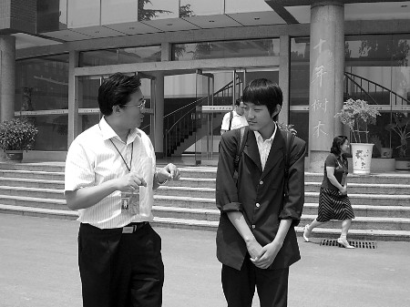 济南中考来了韩国留学生 独自来回父母不陪考