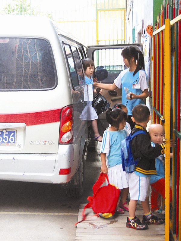 一幼儿园接送车 准载7人小车竟挤进去22人