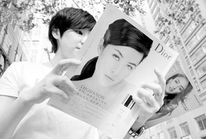 化妆快手出租车里描眉画眼