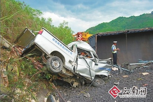 文山壮族苗族自治州罗富高速公路者桑路段再次发生重大车祸事故,一辆