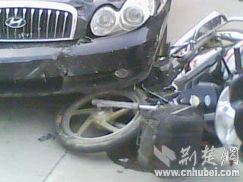 鄂州发生车祸 摩托车头钻到轿车下(图)