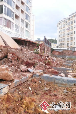 两场雨冲得玉溪中心城区天能山水小区墙垮路塌