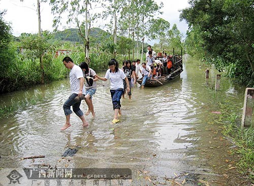目前,鹿寨县干群正在全力展开灾后重建工作,力争尽快恢复正
