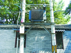 高压电线杆距民宅仅20厘米