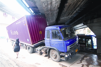 集装箱货车撞上京广线铁路桥