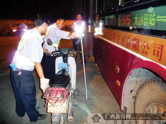 南宁公交车与摩托车相撞1人死亡 公交司机被控