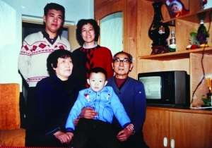 60年北京人家庭史:三色片加放大镜制成山寨彩电
