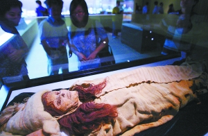 在新疆小河墓地出土,保存非常完整的女尸.