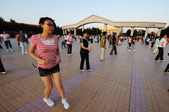 图文:大庆创业广场上的集体舞