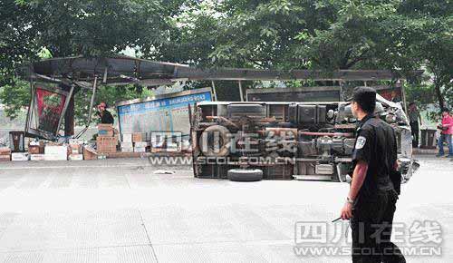 成都货车与公交车相撞致3死8伤(组图)