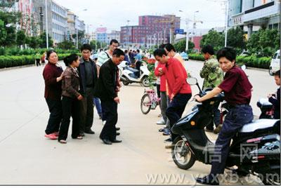 宣威车祸现场惊现神秘脚印 当地专家 流浪狗奔跑时留下的