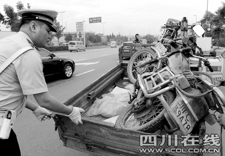 无证骑摩托8人被拘10天