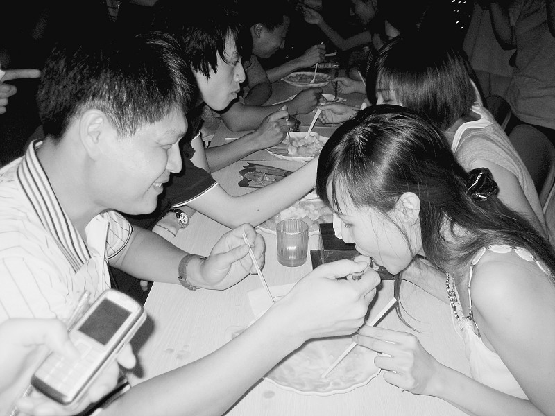 情人节吃冰比赛 龇牙咧嘴过七夕