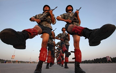 参加国庆60周年阅兵的部队正在阅兵村进行紧张的训练