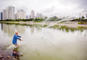 天桥下的捕鱼人