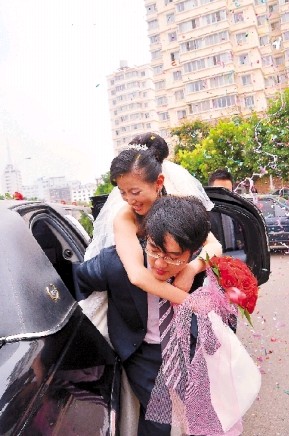 新郎迎亲当日被困电梯5分钟出来后爬楼接新娘