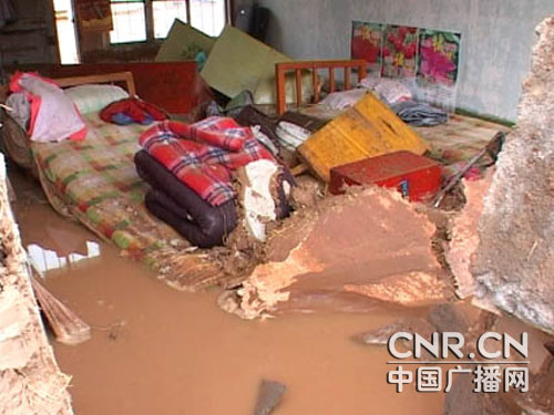 甘肃酒泉遭遇洪水 民房倒塌 积水达1米深
