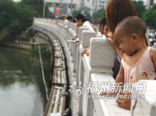 福州:流浪少年掉进晋安河失踪 其母天天打麻将