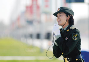 三军女兵联演前拉歌比蔡琴