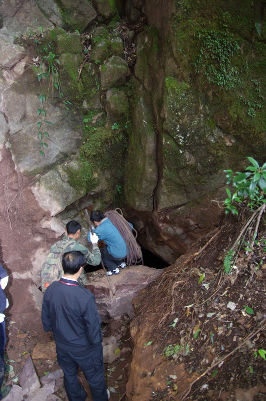 神秘洞穴现身神农架关门山景区