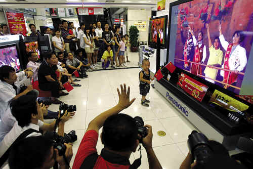 全城电视围满粉丝 激情澎湃看阅兵