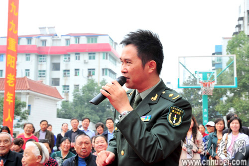 军旅歌手金波与宜昌老人共庆重阳节(图)