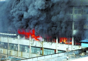 南通一塑胶厂火灾4人受伤1人下落不明