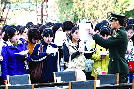 报名当女兵比国考还火爆 岛城女青年积极应征