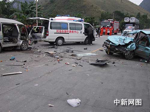 广西河池两车相撞致1死4伤(图)