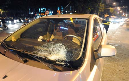 福州:警察在下班高峰期值勤被私家车撞飞 警察