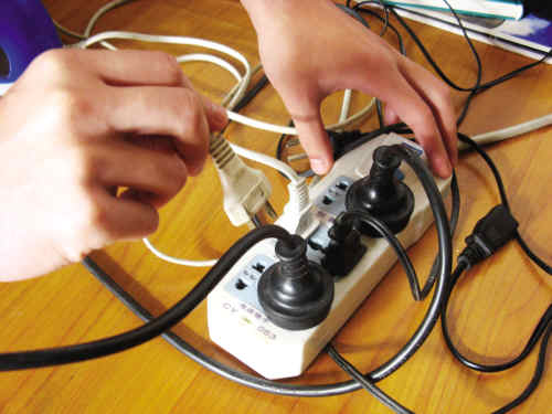 家庭电路的安全隐患一个插座上接了一个两线插头,插头
